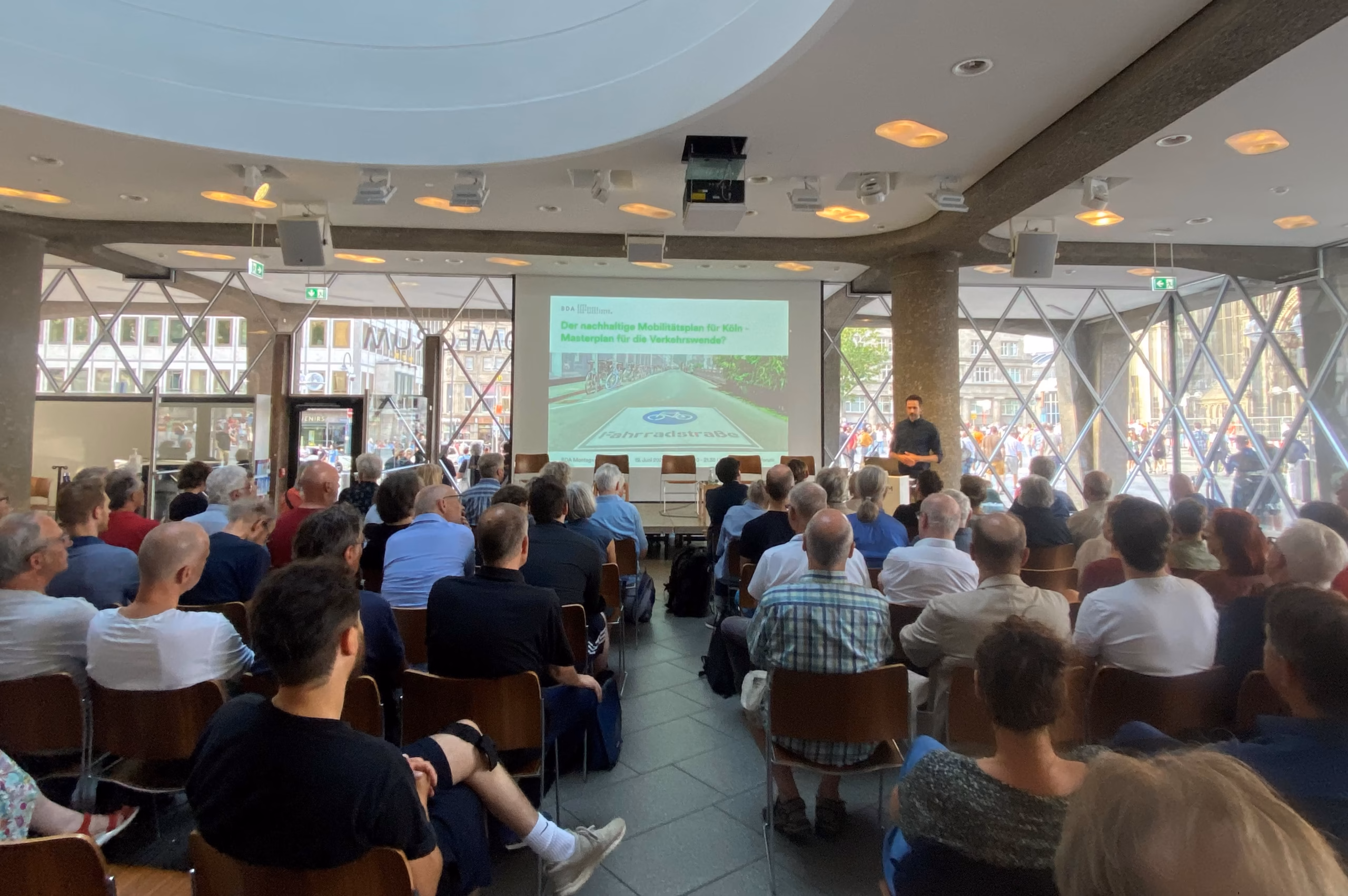 Foto der Moderation des BDA-Montagsgesprächs zum Nachhaltigen Mobilitätsplan